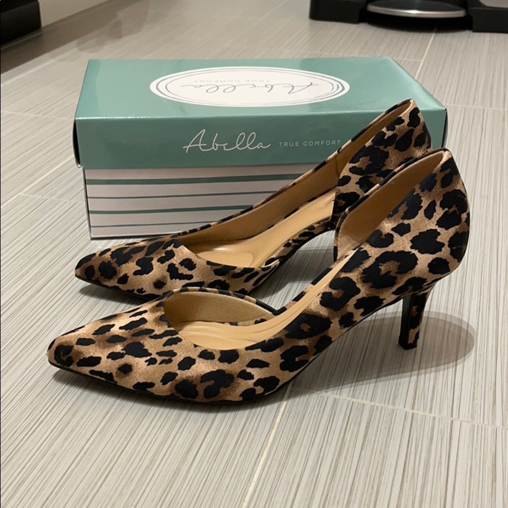 Leopard print heels - size 7M